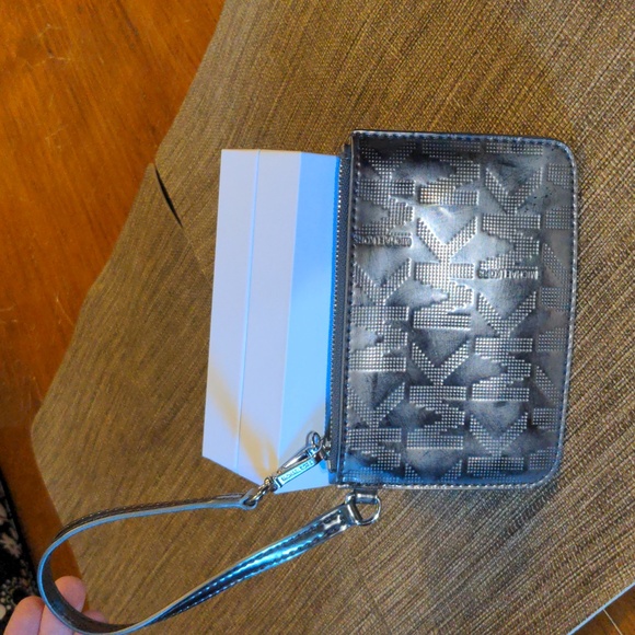 Michael Kors Handbags - Michael Kors Wristlet